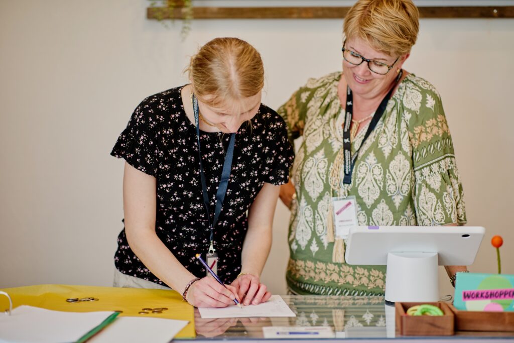 Elev og lærere står ved kassen i Workshoppen på Bøgevangskolen