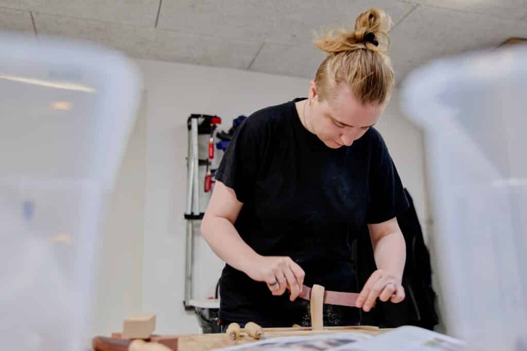 Elev laver kniv på Bøgevangskolen